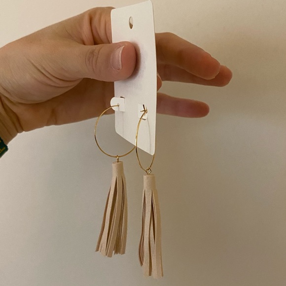 3/$30🖤 Ivory Faux Leather Tassle Hoop Earrings - Picture 5 of 8